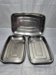 Tramontina - Lote de 3 tabuleiros retangulares em aço inox. Medindo 33cm x 22cm x 4cm de altura, 28cm x 19cm x 3,5cm de altura.