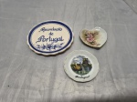 Lote de 3 pratos decorativos em porcelana. Medindo o maior 12,5cm de diâmetro.