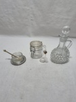 Lote diverso, composto de galheta em vidro, saleiro em vidro, etc. Medindo a galeta 15cm de altura.