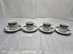 Jogo de 4 xícaras de café em porcelana floral com friso prata. Medindo 6cm x 6cm de altura.