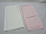 Lote de 2 toalhas de mesa quadrada, sendo uma em tecido rosa. Medindo 80cm x 80cm, 80cm x 80cm.  Com marcas de guardado.