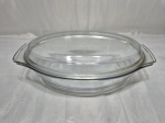 Travessa oval funda com tampa em vidro temperado. Medindo 28cm x 17,5cm x 6,5cm de altura. Com leves bicados.