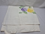 Toalha de mesa branca com textura acolchoada e estampas florais coloridas. Medindo 190cm x 150cm. Com marcas de guardado.