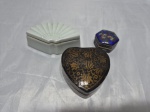 Lote de 4 caixas decorativas, sendo em porcelana, metal e papel marche. Medindo a maior 10cm x 5,5cm x 4cm de altura. No estado.