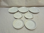 Lote de 3 pires de chá e 4 pires de café em porcelana com relevos. Medindo o maior 14cm de diâmetro.