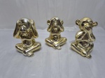 Jogo de 3 enfeites em porcelana dos macacos sábios em porcelana dourada. Medindo o maior 12,5cm de altura. No estado.