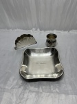 Lote de petisqueira quadrada, porta guardanapo e pequeno potiche sem tampa, peças em prata 90. Medindo a petisqueira 18cm x 18cm x 3cm de altura.