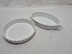 Lote de travessa redonda e travessa oval com 2 alças em porcelana branca. Medindo a redonda 18cm x 3,5cm de altura.