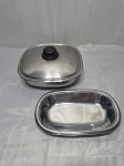 Lote de sopeira e travessa oval em aço inox. Medindo a sopeira 23,5cm x 23,5cm x 6cm de altura.