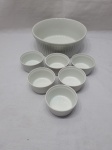 Jogo de bowl com 4 cumbucas em porcelana branca canelada. Medindo o bowl 16cm x 8,cm de altura e as cumbucas 8,5cm x 4cm de altura.Foto ilustrativa