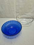 Lote de 2 bowls em vidro canelado, sendo um azul e um incolor. Medindo o maior 25,5cm x 9cm de altura.
