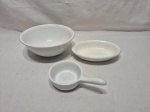 Lote em porcelana branca, composto de bowl e 2 petisqueiras. Medindo o bowl 19cm x 7,5cm de altura.