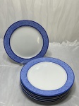 Jogo de 6 pratos de sobremesa em porcelana com borda azul. Medindo 20cm de diâmetro.