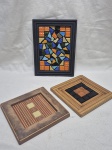 Lote de 3 quadros decorativos em madeira com ladrilhos. Medindo o maior 21,5m x 16cm.