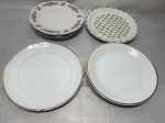 Lote de 8 pratos rasos de mesa em porcelana, marcas e modelos diversos. Medindo o maior 26cm de diâmetro.