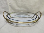 Travessa OVAL em vidro temperado com suporte em metal. Medindo a travessa 30cm x 20cm x 6cm de altura.