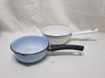Lote de 2 panelas com alça em metal esmaltado ágata, branco. Medindo a maior 16.5cm x 6cm de altura.