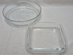Lote de 2 travessas em vidro temeprado. Medindo a travessa 26cm x 5,5cm de altura. Com leve bicado.