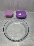Lote de travessa redonda e 2 potiches em vidro temperado com tampas em plástico duro. Medindo a redonda 26cm x 6cm de altura. Com bicados.
