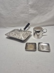 Lote de papa migalha, 2 petisqueiras e 1 cremeira em prata 90, sendo a cremeira WMF. Medindo o papa migalha 19cm x 13,5cm x 3cm de altura.