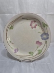 Prato de bolo em porcelana decorado com flores. Medindo 27cm de diâmetro.