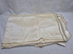 Tecido para artesanato dupla face. Medindo aproximadamente 280cm x 120cm. Peças com marcas de guardado, não sabemos qual tecido.