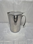 Jarra de água, suco com coador de gelo em aço inox. Medindo 12cm x 19cm de altura.