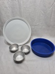 Lote diverso, composto de prato de bolo em porcelana, forma redonda em silicone e 10 forminhas em alumínio. Medindo o prato de bolo 32cm de diâmetro.
