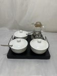 Lote de 3 potes em porcelana, galheta em acrilico e bandeja em madeira. Medindo a bandeja 19cm x 19cm.
