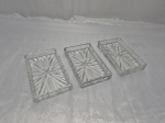 Lote de 3 petisqueiras retangulares em vidro moldado. Medindo 13,5cm x 8,5cm. Com leves bicados.