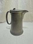 Linda jarra de água, sucos com tampa em estanho. Medindo 22cm de altura.