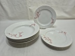 Jogo de 7 pratos em porcelana Beatriz floral com relevos, sendo 4 fundos e 3 de sobremesa. Medindo o sopa 23cm de diâmetro, sobremesa 20cm de diâmetro. Com leve desgaste na peça.