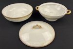 Limoges, France. Saladeira, base de terrina e tampa avulsa em porcelana esmaltada na cor branca com rica decoração em douração, composta por faixa ornamental de inspiração neoclássica, formada por reservas ovais com motivos florais estilizados, folhagens e arabescos, dispostos em composição rítmica e simétrica. Apresenta frisos e filetes concêntricos em ouro, acabamento de grande elegância e requinte. Manufatura no verso. Medindo: 8,5 x 25 cm e 9 x 30 x 24 cm e encaixe tampa 22 cm (encaixa tanto na saladeira quanto na terrina). Tampa e pegas da terrina com desgastes.