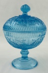 Compoteira de coleção em vidro na cor azul, decoração em relevo, com motivos florais e arabescos. Corpo apoiado sobre pé circular decorado. Medindo: 19x 13 cm. apresenta bicados que não compromete o uso e beleza da peça. 