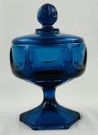 Compoteira de coleção em vidro na cor azul cobalto. Medindo: 24,5 x 14,5 cm. 