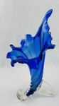 Cornucópia em vidro de Murano doublé azul, moldado. Medindo: 17 x 33 x 17 cm. 
