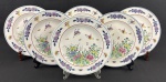 China. Seis pratos rasos em porcelana chinesa esmaltados com rica decoração policroma de motivos florais, folhagens e borboletas; detalhes em azul e bordô ao gosto Famille Rose. Marcado ao fundo em azul. Medindo: 25 cm.