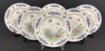 China. Seis pratos rasos em porcelana chinesa esmaltados com rica decoração policroma de motivos florais, folhagens e borboletas; detalhes em azul e bordô ao gosto Famille Rose. Marcado ao fundo em azul. Medindo: 25 cm. Um bicado. 