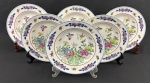 China. Seis pratos fundos em porcelana chinesa esmaltados com rica decoração policroma de motivos florais, folhagens e borboletas; detalhes em azul e bordô ao gosto Famille Rose. Marcado ao fundo em azul. Medindo: 3,5 x 20 cm. 