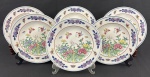 China. Seis pratos para sobremesa em porcelana chinesa esmaltados com rica decoração policroma de motivos florais, folhagens e borboletas; detalhes em azul e bordô ao gosto Famille Rose. Marcado ao fundo em azul. Medindo: 20,5 cm.