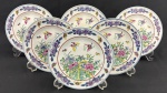 China. Seis pratos para pão em porcelana chinesa esmaltados com rica decoração policroma de motivos florais, folhagens e borboletas; detalhes em azul e bordô ao gosto Famille Rose. Marcado ao fundo em azul. Medindo: 17,5 cm. 