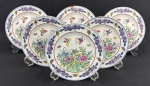 China. Seis pratos para pão em porcelana chinesa esmaltados com rica decoração policroma de motivos florais, folhagens e borboletas; detalhes em azul e bordô ao gosto Famille Rose. Marcado ao fundo em azul. Medindo: 17,5 cm. Um bicado. 