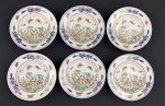 China. Seis tigelas em porcelana chinesa esmaltados com rica decoração policroma de motivos florais, folhagens e borboletas; detalhes em azul e bordô ao gosto Famille Rose. Marcado ao fundo em azul. Medindo: 3 x 15 cm. 