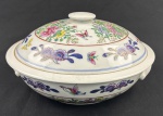 China. Sopeira em porcelana chinesa esmaltados com rica decoração policroma de motivos florais, folhagens e borboletas; detalhes em azul e bordô ao gosto Famille Rose. Marcado ao fundo em azul. Medindo: 16 x 27 cm.