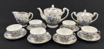 China. Serviço para chá em porcelana chinesa esmaltados com rica decoração policroma de motivos florais, folhagens e borboletas; detalhes em azul e bordô ao gosto Famille Rose. Composto de bule, leiteira, açucareiro e 6 xícaras com seus pires. Marcado ao fundo em azul. Medindo respectivamente: 18 x 25 x 14 cm, 15 x 20 x 11 cm e 11 x 16 x 10 cm. Bule com discreto e pequeno restauro na borda, vide foto extra.