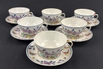 China. Seis xícaras para chá com seus pires em porcelana chinesa esmaltados com rica decoração policroma de motivos florais, folhagens e borboletas; detalhes em azul e bordô ao gosto Famille Rose. Marcado ao fundo em azul. Uma xícara com bicado.