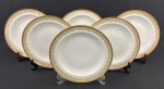 Limoges, France. Seis pratos fundos em porcelana esmaltada na cor branca com rica decoração em douração, composta por faixa ornamental de inspiração neoclássica, formada por reservas ovais com motivos florais estilizados, folhagens e arabescos, dispostos em composição rítmica e simétrica. Apresenta frisos e filetes concêntricos em ouro, acabamento de grande elegância e requinte. Manufatura no verso. Medindo: 3 x 23,5 cm. Um com desgastes.