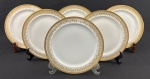 Limoges, France. Seis pratos para sobremesa em porcelana esmaltada na cor branca com rica decoração em douração, composta por faixa ornamental de inspiração neoclássica, formada por reservas ovais com motivos florais estilizados, folhagens e arabescos, dispostos em composição rítmica e simétrica. Apresenta frisos e filetes concêntricos em ouro, acabamento de grande elegância e requinte. Manufatura no verso. Medindo: 21,5 cm