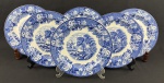 Woods Ware, wood & Sons, England. Seis pratos rasos em faiança inglesa esmaltado nas cores azul e branca, rica decoração floral na borda e medalhão de cena de campo ao centro, dito fazendinha. Manufatura verso. Medindo: 23 cm.