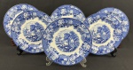 Woods Ware, wood & Sons, England. Sete pratos rasos em faiança inglesa esmaltado nas cores azul e branca, rica decoração floral na borda e medalhão de cena de campo ao centro, dito fazendinha. Manufatura verso. Medindo: 23 cm. 4 com manchas e um com fio de cabelo e bicado.
